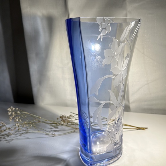 Vintage Mikasa Blue & Clear Glass Vase with Floral Etchings - Picture 6 of 9